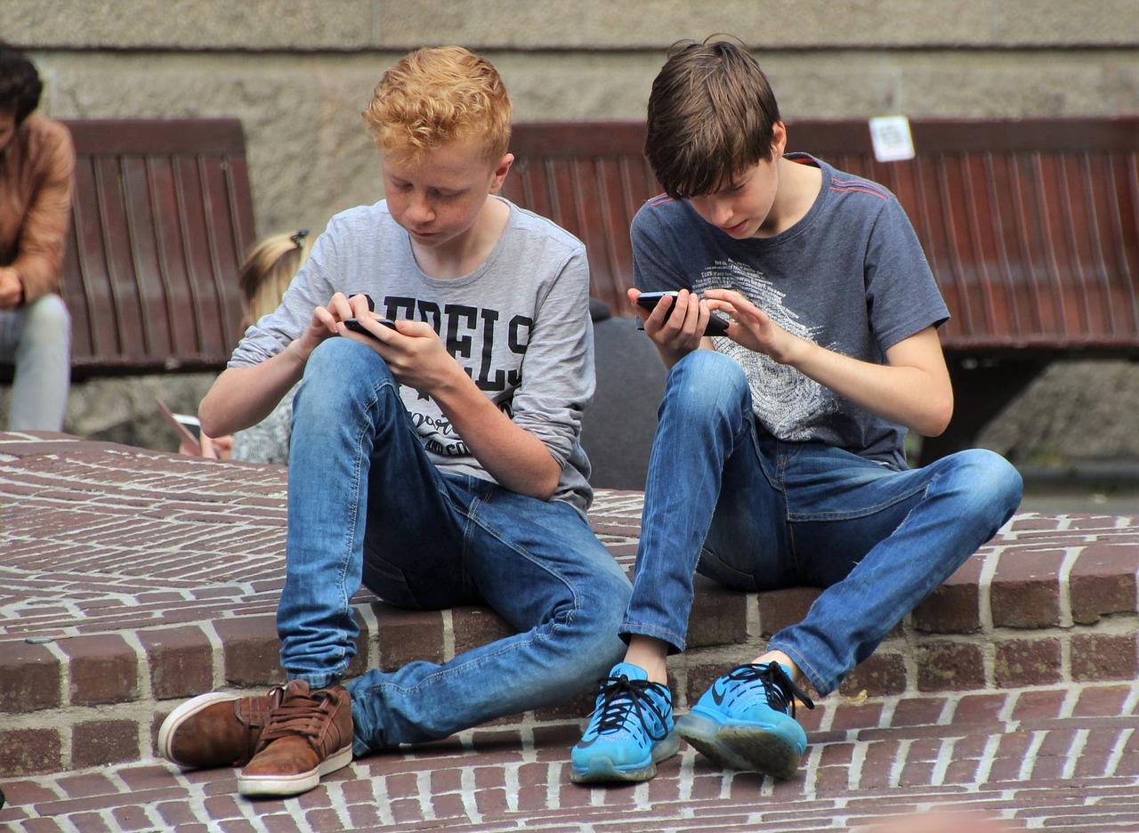 Amikor a gyerek kiteregeti a család magánéletét a neten